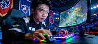 电竞选手在比赛中专注操作的画面