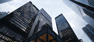 体育新闻记者在赛场边进行报道