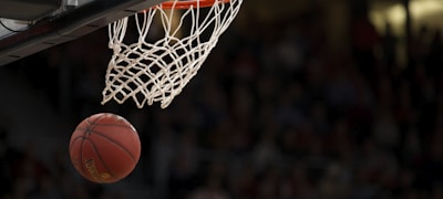 NBA篮球比赛直播画面，球员扣篮精彩瞬间